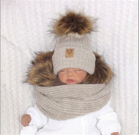 Vaikiškos megztos kepurės-šalmo sudėtis