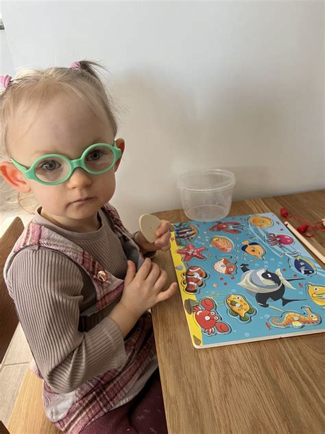 Auklėtojos bendrauja su vaikais žaidimų metu