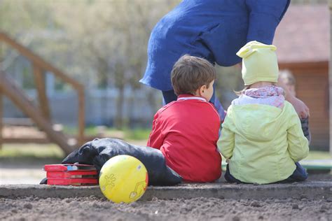 Vaikai dalyvauja meninėje veikloje darželyje