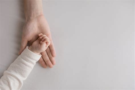 Tėvas laiko kūdikį ant rankų