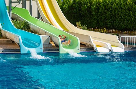 Šeima pramogauja vandens parke