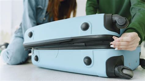 Vaikai kraunasi lagaminą