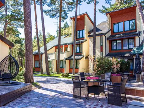 Vaizdas į sanatorijos pastatą su parko ir jūros fone