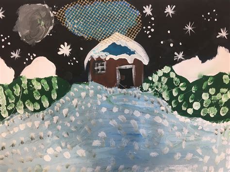 Vaikų delnų atspaudai ant juodo popieriaus, sudarantys vaiduoklių figūras