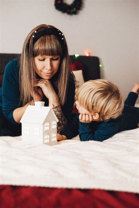 Tėvai ir vaikas žaidžia lauke
