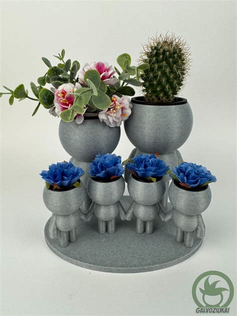 šeima prie laiptų su vaikais