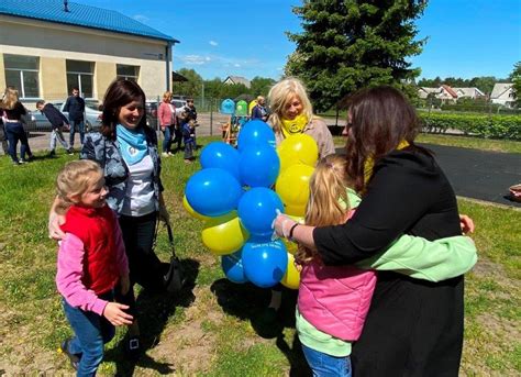 Vaikai dalyvauja estafetėje su balionais