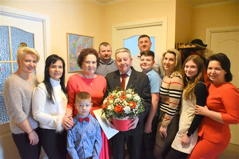 šeima daro rytines užduotis kartu