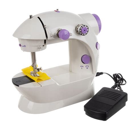 ranka naudojasi mini siuvimo mašina