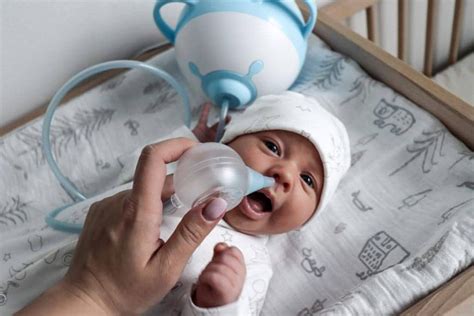 kūdikis su nosies aspiratoriumi