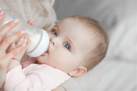 mama maitina kūdikį buteliuku