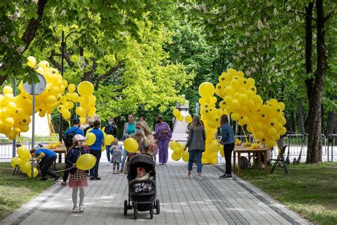 Vaikai, švenčiantys Tarptautinę vaikų gynimo dieną