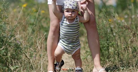 vaikas mokosi vaikščioti