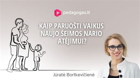 Pedagogas, stebintis vaikus, žaidžiančius lauke