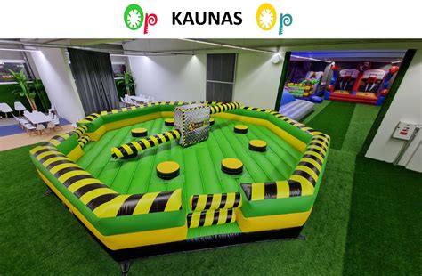 vaiku zaidimu kambarys su batutais