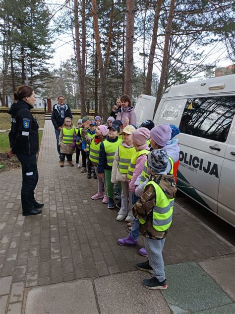 vaikai edukacinėje išvykoje į policijos komisariatą