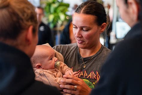 Mama sportuoja su kūdikiu ant rankų