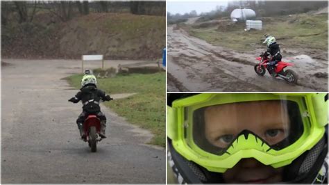 Vaikas ant motociklo su šalmu