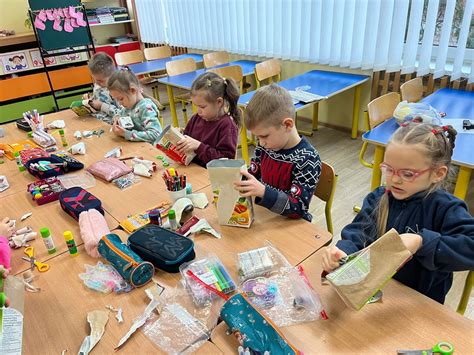 Vaikai dirba kūrybinėse dirbtuvėse su molio