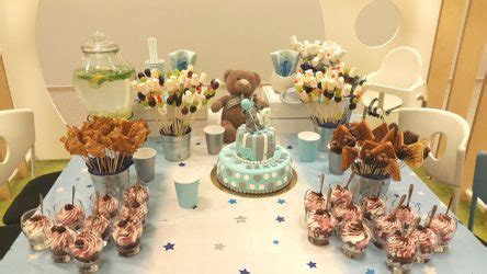 Vaikų gimtadienio stalas su tortu ir dovanomis