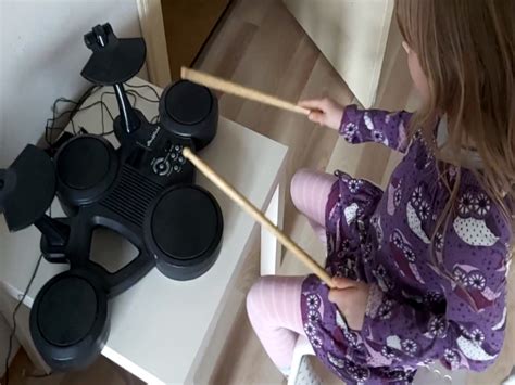 Mokinių grupė groja muzikos instrumentais