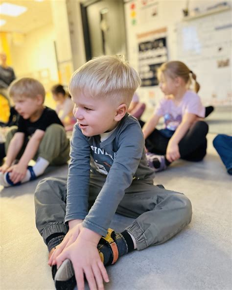 Vaikai atlieka tempimo pratimus