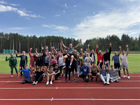 stovyklos dalyviai žaidžia lauke