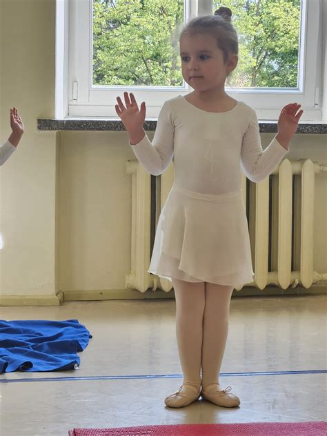 vaikas dainuoja ir šoka