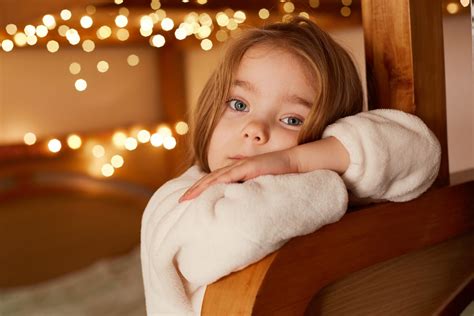 vaikas galvoja prie pietų stalo darželyje