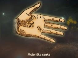 Moters ranka laiko kūdikį