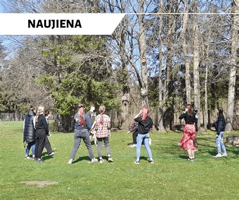 Vaikai, užsiimantys fizine veikla lauke