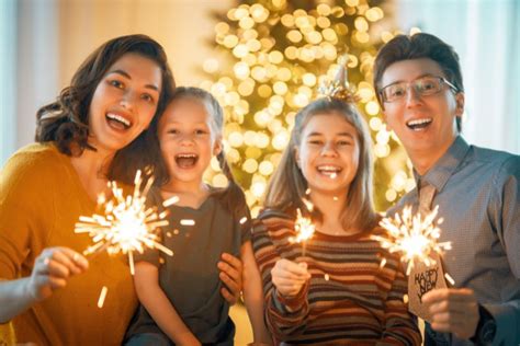 Šeima švenčia Naujuosius metus namuose