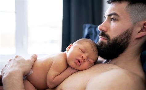 Mama, laikanti naujagimį ant krūtinės (odos kontaktas)