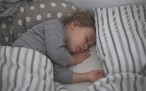 Vaizdas, iliustruojantis tinkamas miego sąlygas kūdikiui: tamsa, ramybė, tinkama temperatūra