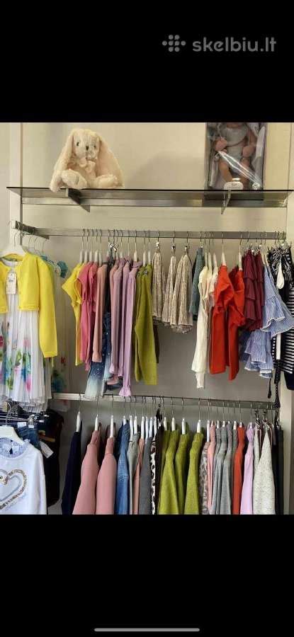 Vaikų drabužių parduotuvės vitrina