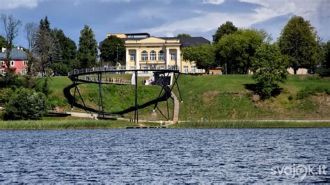 Nuotrauka: vaizdingas Plinkšių parkas ir ežero pakrantė