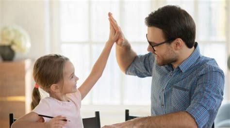 Tėvai ir vaikas ramiai bendrauja