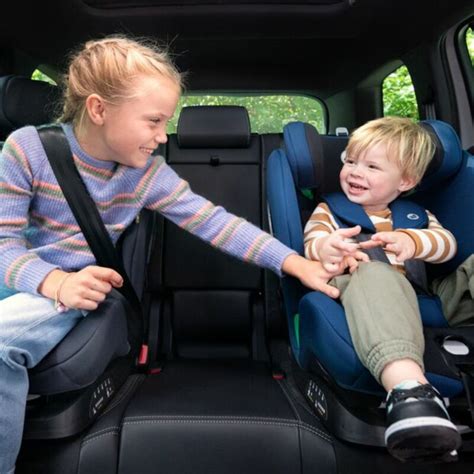 vaikas automobilinėje kėdutėje nugara į priekį