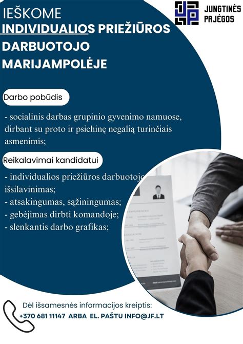 Darbuotojas padeda senjorui namuose