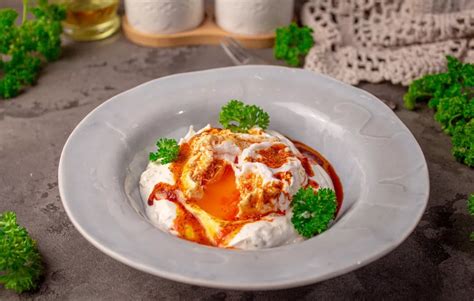 Turkiški kiaušiniai su jogurtu