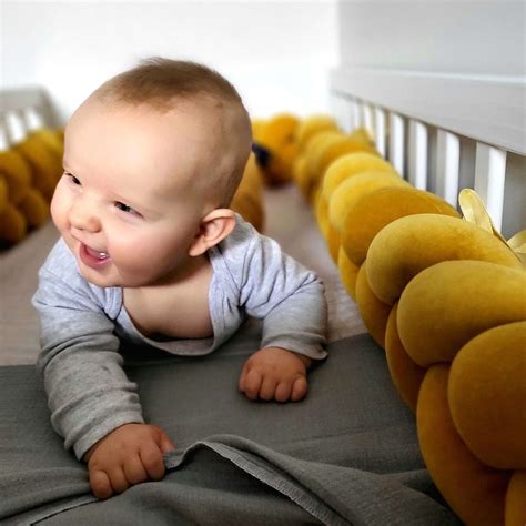 Schema: Kaip teisingai pritvirtinti apsaugėlę prie lovytės