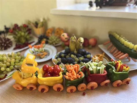 Įvairios daržovės vaikų lėkštėje