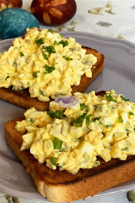 Nuotrauka su be lukšto virtų kiaušinių patiekalu ant daržovių salotų