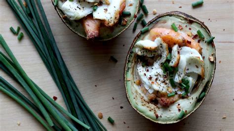 Avokadas su kiaušiniu kepamas orkaitėje