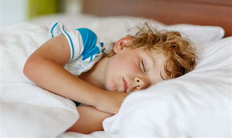 vaikas miega lovoje