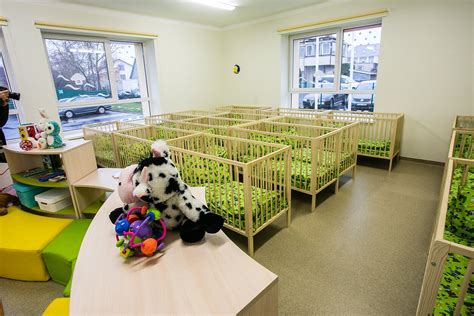 vaikų darželis su spalvingais žaislais