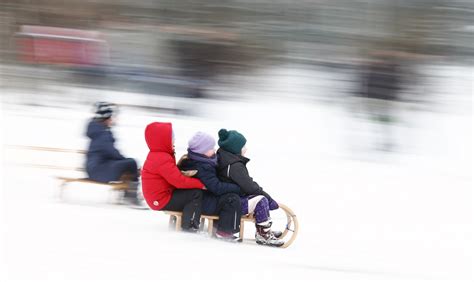 Vaikai žaidžia lauke gamtoje