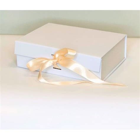 Dovanų dėžutė su kaspinu