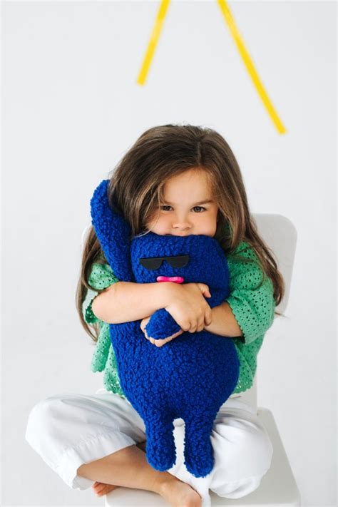 Vaikas kandžioja minkštą žaislą