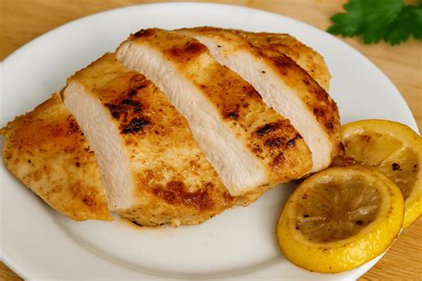 keptuvėje kepama sultinga vištienos krūtinėlė